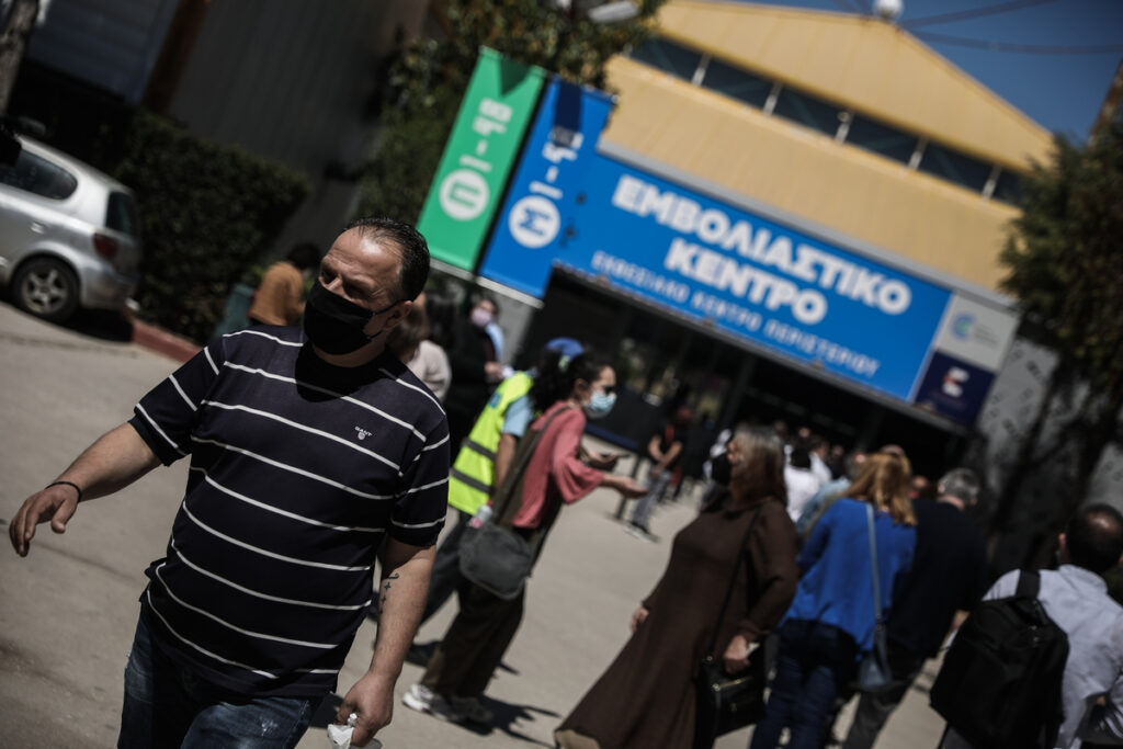 Γιατί νοσούν οι εμβολιασμένοι; Δημόπουλος και Μαγιορκίνης απαντούν