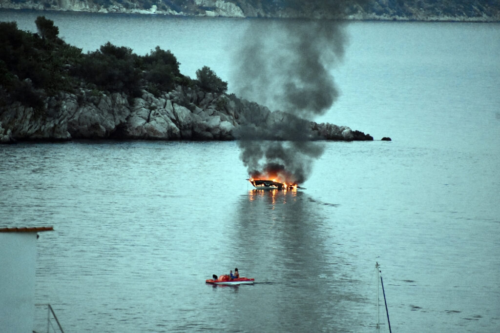 Έκρηξη σε σκάφος στο Τολό Αργολίδας – Δυο γυναίκες τραυματίες