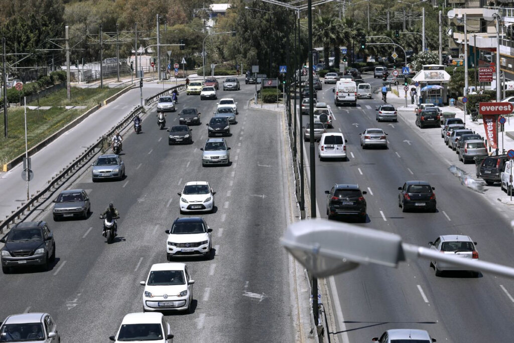 Κίνηση: «Κόλαση» στην παραλιακή – ΙΧ έπιασε φωτιά στον Άλιμο (βίντεο)