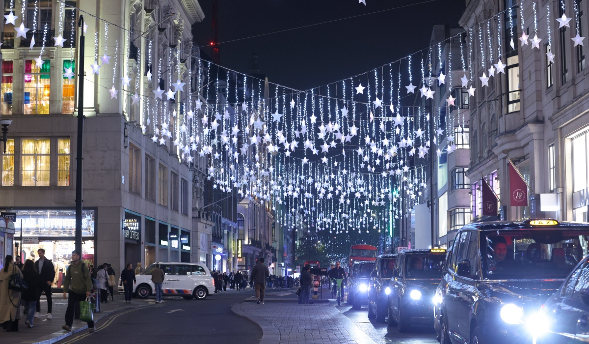 «Μύρισε» Χριστούγεννα στο Λονδίνο – Έλαμψε η Oxford Street με πάνω από 300.000 αστέρια