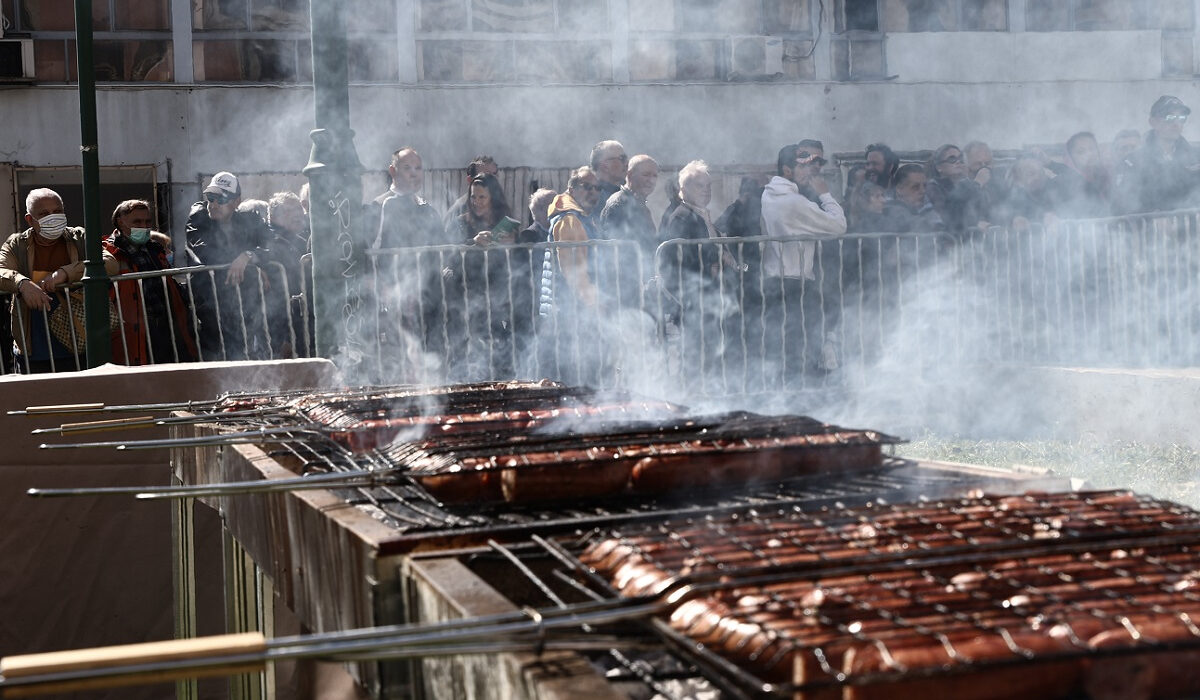 Τσικνοπέμπτη: Πήραν φωτιά οι ψησταριές στην Αθήνα – Φωτογραφίες από τις εκδηλώσεις