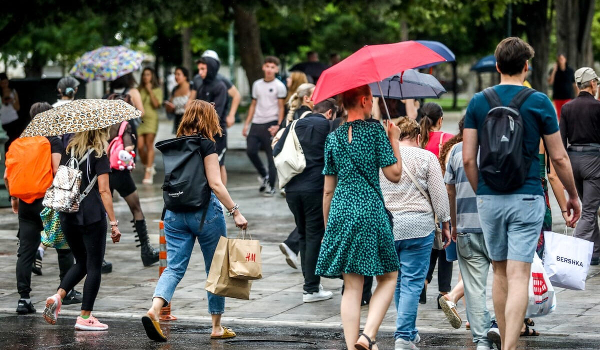 Καιρός: Τοπικές βροχές και μπόρες σήμερα – Πού θα έχουμε 30 βαθμούς Κελσίου