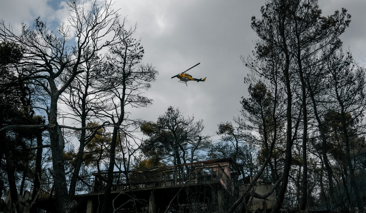 Σε ύφεση η φωτιά στα Βίλια – Καταγγελίες για εμπρησμό στην Κερατέα