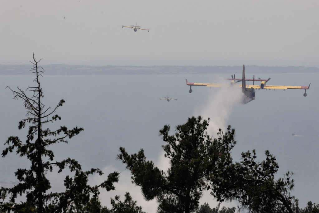 Στη Γαλλία δύο ελληνικά canadair – Το ευχαριστώ του Μακρόν