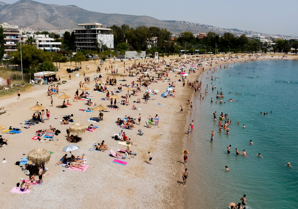 Κοσμοσυρροή στις πλαζ λόγω καύσωνα-Αδιαχώρητο στα λεωφορεία, μποτιλιάρισμα στην παραλιακή