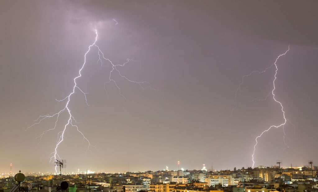 Καιρός: Ξαφνικό μπουρίνι στην Αθήνα – Καταιγίδα με αστραπές