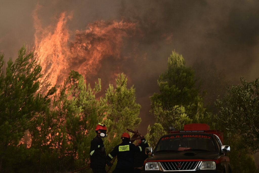 Φωτιά στον Βαρνάβα: Νέο μήνυμα από το 112 για εκκένωση Ροδόπολης και Αμυγδαλέζας Σταμάτας