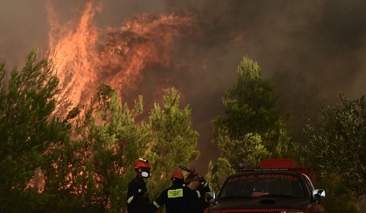 Φωτιά στον Βαρνάβα: Νέο μήνυμα από το 112 για εκκένωση Ροδόπολης και Αμυγδαλέζας Σταμάτας