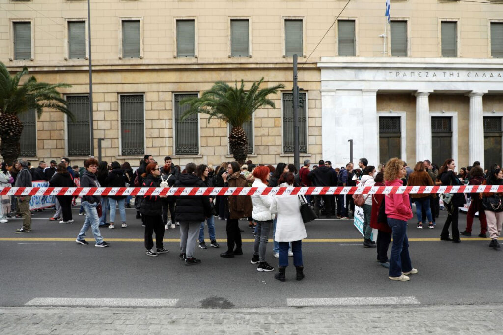 Συγκεντρώσεις στην Αθήνα: Τέσσερις προσαγωγές – Μάσκες και μολότοφ σε σακίδια