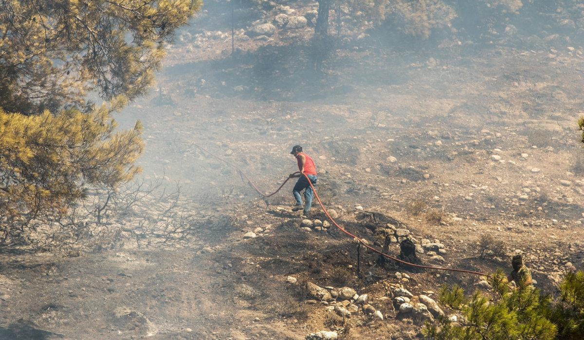 Φωτιά στην Ρόδο – Μαλώνας: Κραυγή κατοίκου στο iEidiseis – Βλέπετε βοήθεια; Δεν έχουμε ούτε νερό