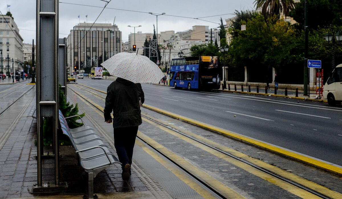 Σφοδρή καταιγίδα στην Αττική και διακοπές ρεύματος – Πώς θα εξελιχθεί η κακοκαιρία