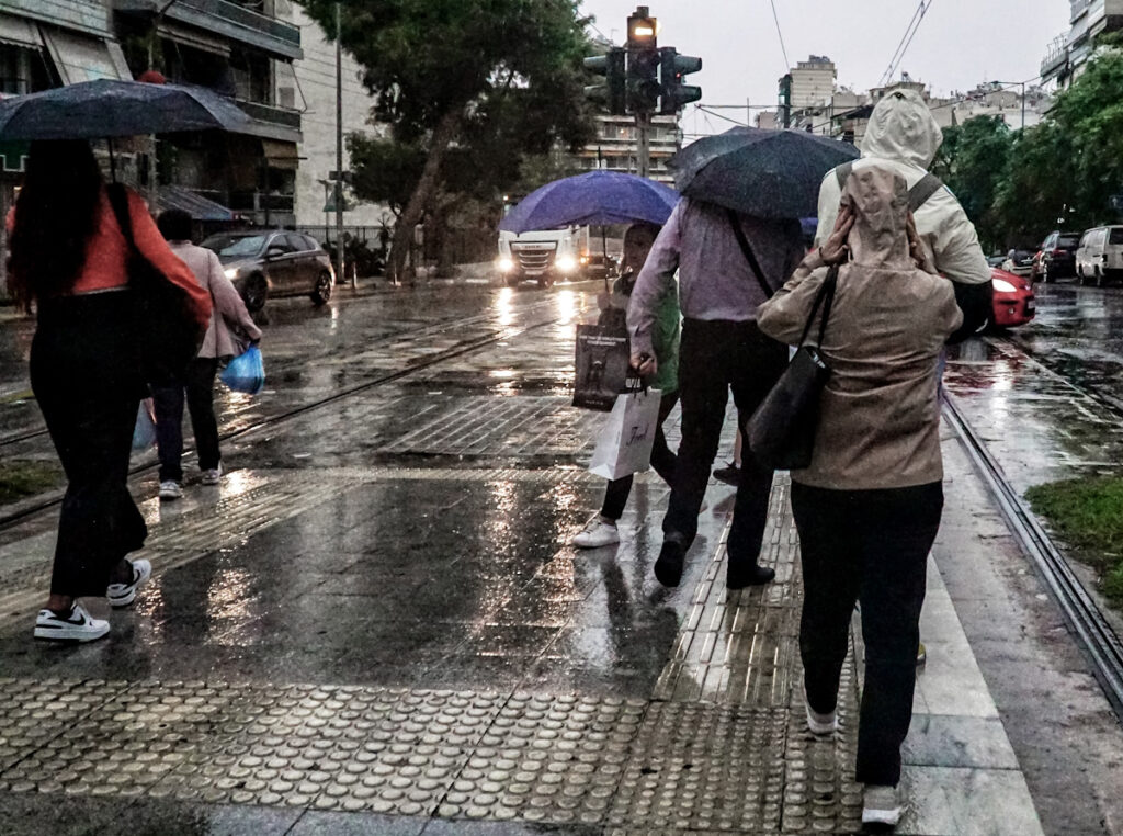 Κακοκαιρία: Πού θα έχουμε το βράδυ καταιγίδες – Νέα πρόγνωση