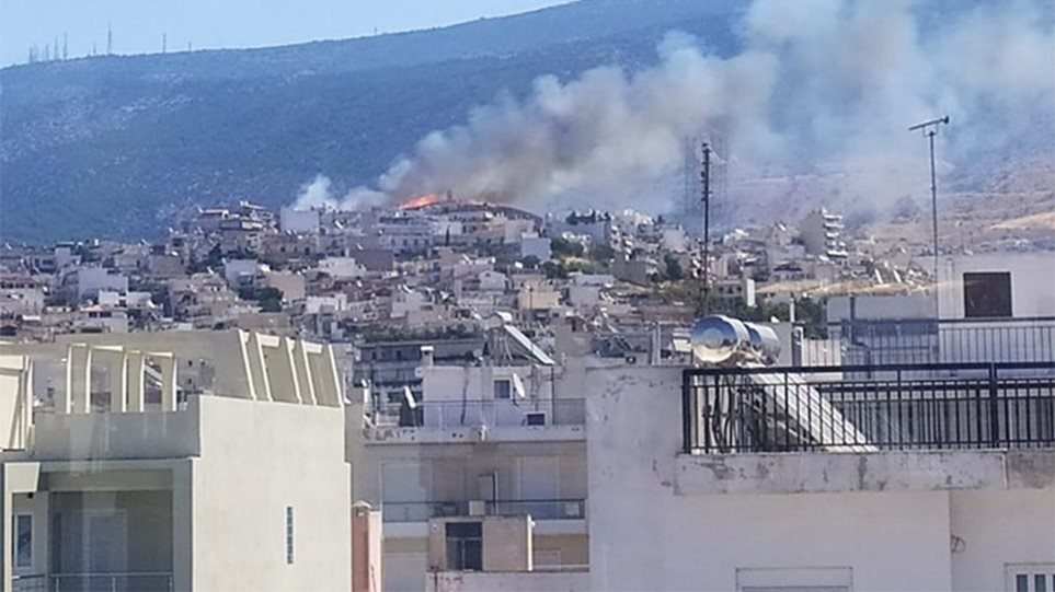 Φωτιά στον Υμηττό κοντά σε σπίτια