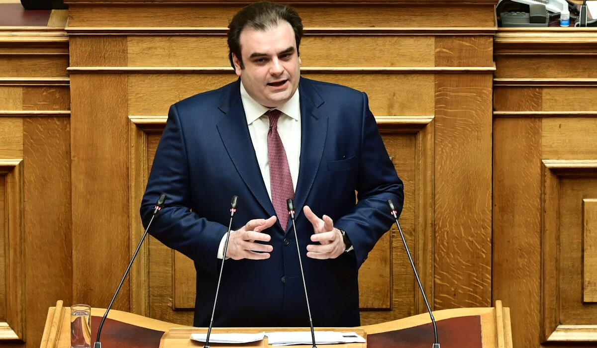 Λαύριο: Με εντολή Πιερρακάκη σε αναστολή καθηγητής που μοίρασε φυλλάδιο με ομοφοβικό περιεχόμενο