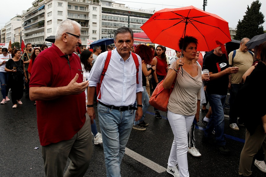 Οργή ΑΔΕΔΥ για Τσακαλώτο επειδή κατέβηκε στην πορεία