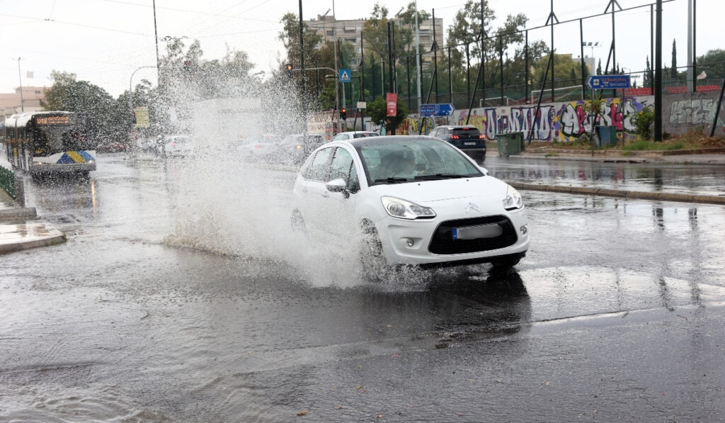 «Τσουχτερό» πρόστιμο σε οδηγούς που βρέχουν πεζούς – Τι προβλέπει ο ΚΟΚ