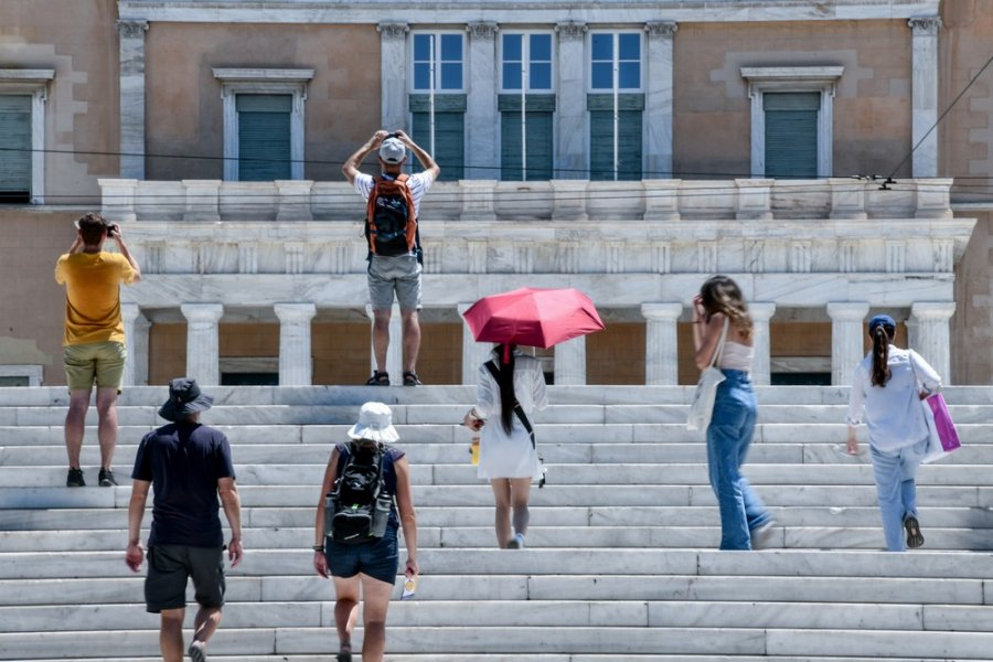 Τα «καμπανάκια» για το Μαξίμου από τη δημοσκόπηση της MRB-Οι πρώτες αρνητικές «πρωτιές» για Μητσοτάκη!