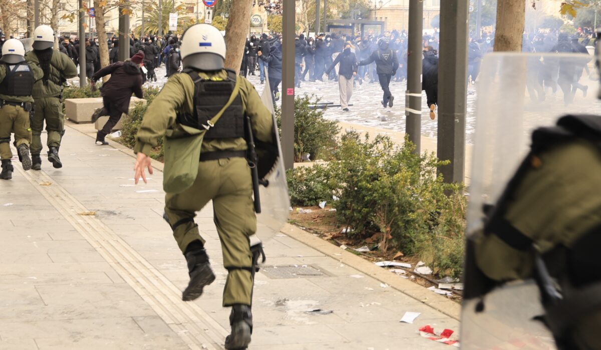 Επεισόδια στο Σύνταγμα: Χειροβομβίδα κρότου λάμψης βρήκε στο κεφάλι φωτορεπόρτερ