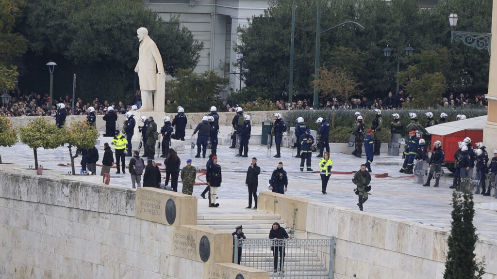 Σύνταγμα – Τέμπη: Προσαγωγές και συλλήψεις πριν την έναρξη του συλλαλητηρίου