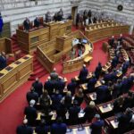 Τέμπη: Ενός λεπτού σιγή στη Βουλή για τα θύματα - «Η δικαίωση θα έρθει ο κόσμος να χαλάσει»