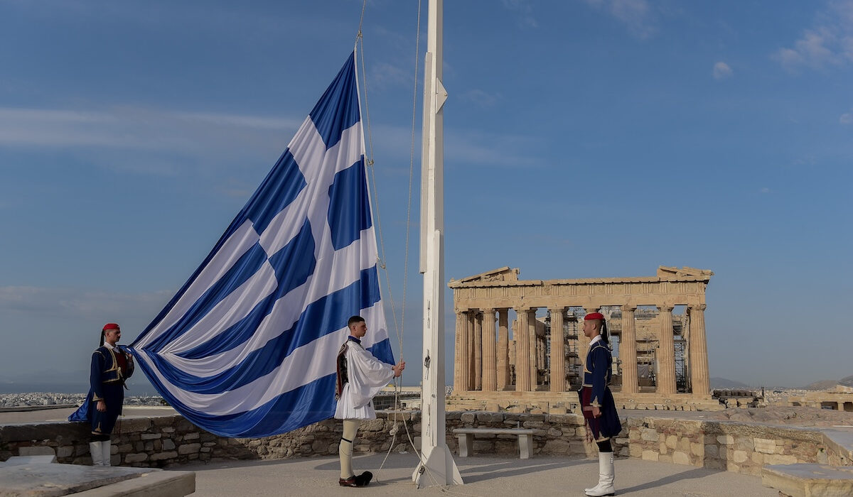 25η Μαρτίου: Δέος κατά την έπαρση της σημαίας στην Ακρόπολη (βίντεο, εικόνες)