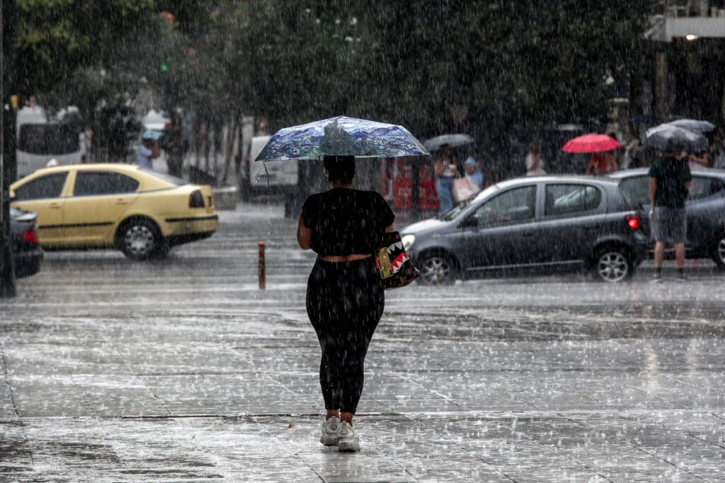 Δύσκολες ώρες με την κακοκαιρία Atena: SOS για ένα 24ωρο – Πού βρέχει τώρα live