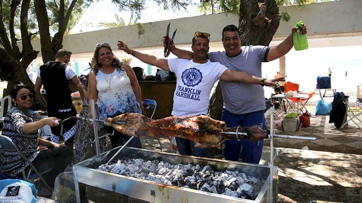 Πόσες θερμίδες έχει το αρνί, το κοκορέτσι και η μαγειρίτσα