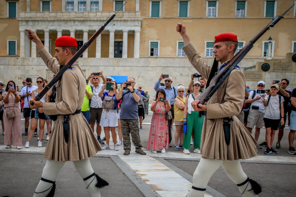 Βύθιση στα έσοδα από τον τουρισμό τον Αύγουστο – Οι πιο «τσιγκούνηδες» τουρίστες