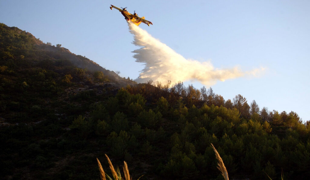 Με δύο Canadair CL-415 η Ελλάδα συνδράμει στην φωτιά την Κύπρο