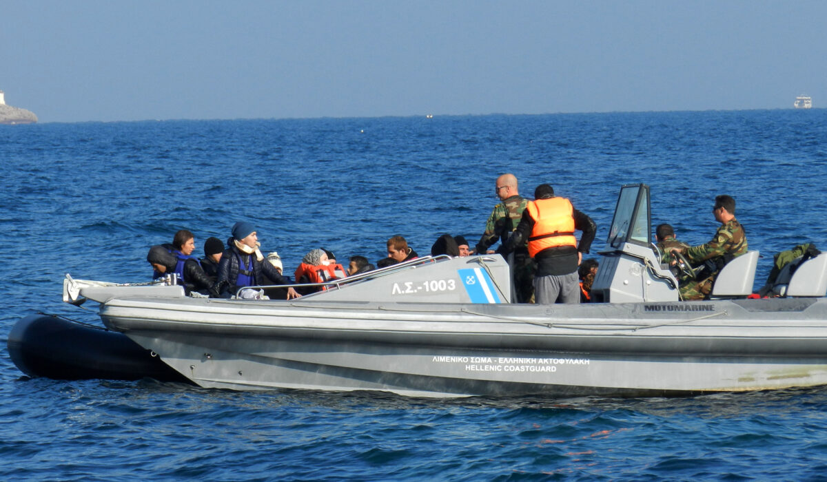 Υπετριπλάσιοι μετανάστες στο Αιγαίο παρά τις βαρύγδουπες συμφωνίες Μητσοτάκη – Ερντογάν