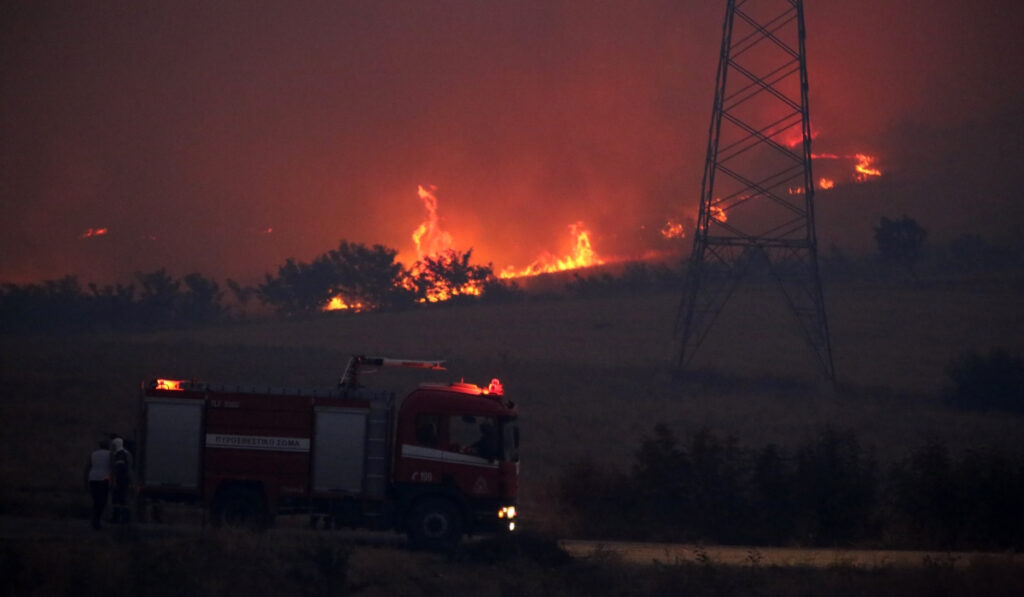 Ανεξέλεγκτα τα μέτωπα της φωτιάς σε Εύβοια, Καβάλα και Ροδόπη – Συνεχείς εκκενώσεις οικισμών