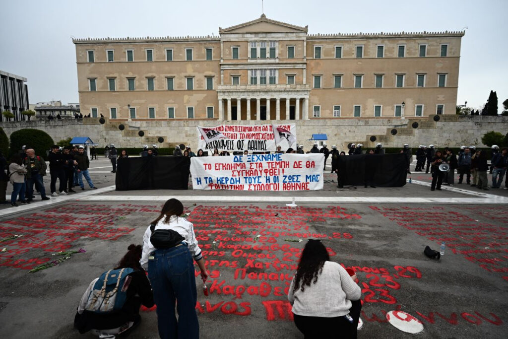 Τέμπη: Ποιοι έσβησαν τα ονόματα των 57 θυμάτων από τη Βουλή και ο πόλεμος στον Χάρη Δούκα