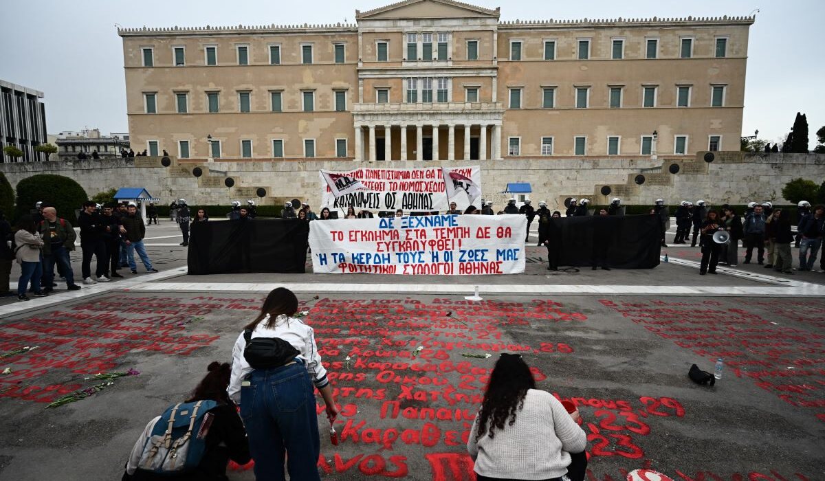 Τέμπη: Ποιοι έσβησαν τα ονόματα των 57 θυμάτων από τη Βουλή και ο πόλεμος στον Χάρη Δούκα