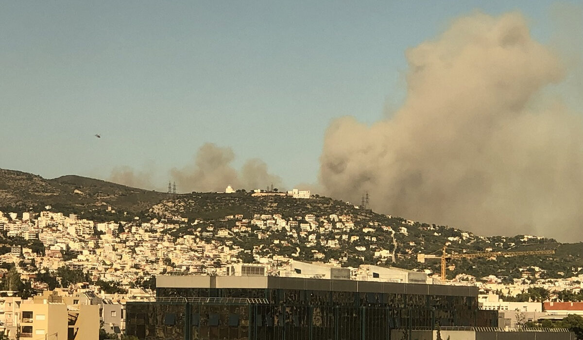 Φωτιά τώρα στο Nταού Πεντέλης: Επιχειρούν 11 αεροσκάφη και 5 ελικόπτερα (Βίντεο – φωτογραφίες)