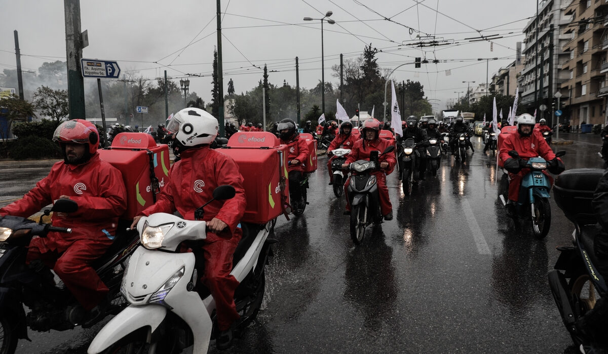 Στους δρόμους σήμερα οι διανομείς: Εναντίον των μετατροπών συμβάσεων – Για πλήρη εργασιακά δικαιώματα