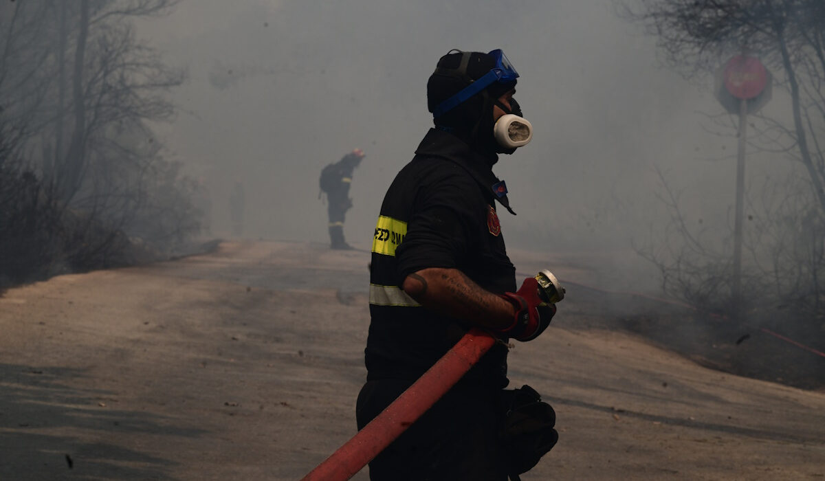 Φωτιά στην Αττική: Καίγεται σχολείο στη Νέα Πεντέλη