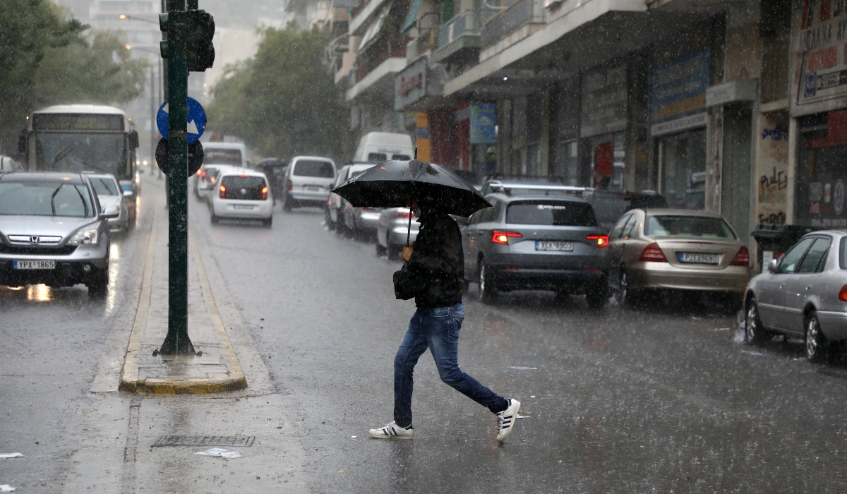 Καιρός-meteo: Βροχές και τσουχτερό κρύο την Πέμπτη. Πού αναμένονται χιονοπτώσεις