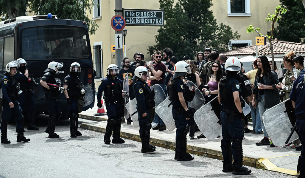 Άγιοι Ανάργυροι: Φρουρούμενος στην ανακρίτρια ο 39χρονος δολοφόνος – Ένταση στην Ευελπίδων