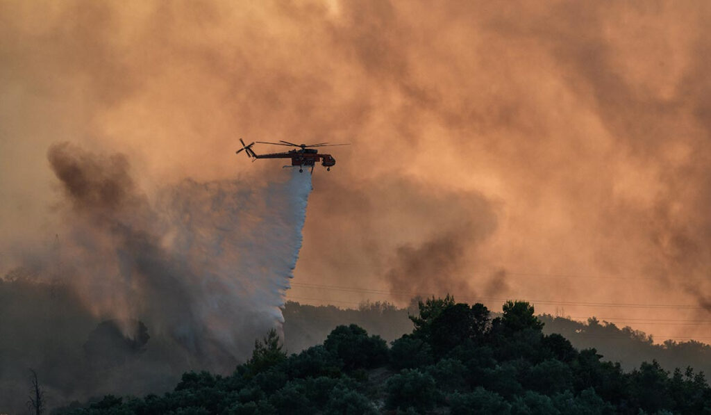 Μάχη με τις φλόγες στην Ηλεία: Σηκώθηκαν και πάλι τα εναέρια μέσα – Δεν απειλούνται σπίτια