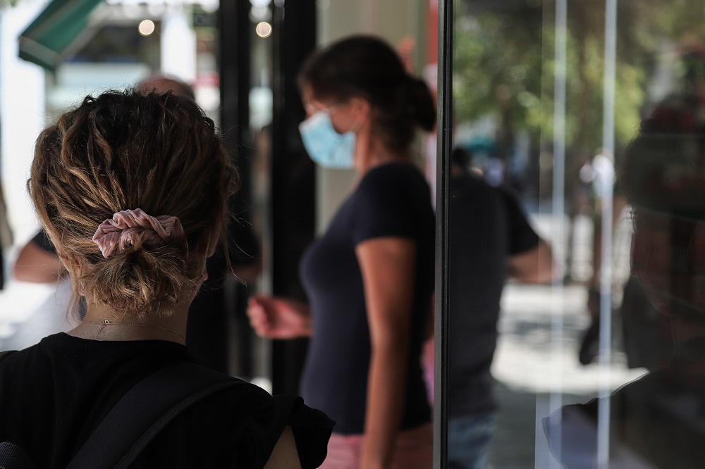 Νέα κρούσματα σήμερα 1/8: Συναγερμός σε όλη την χώρα – Κρίσιμη η ανακοίνωση του ΕΟΔΥ