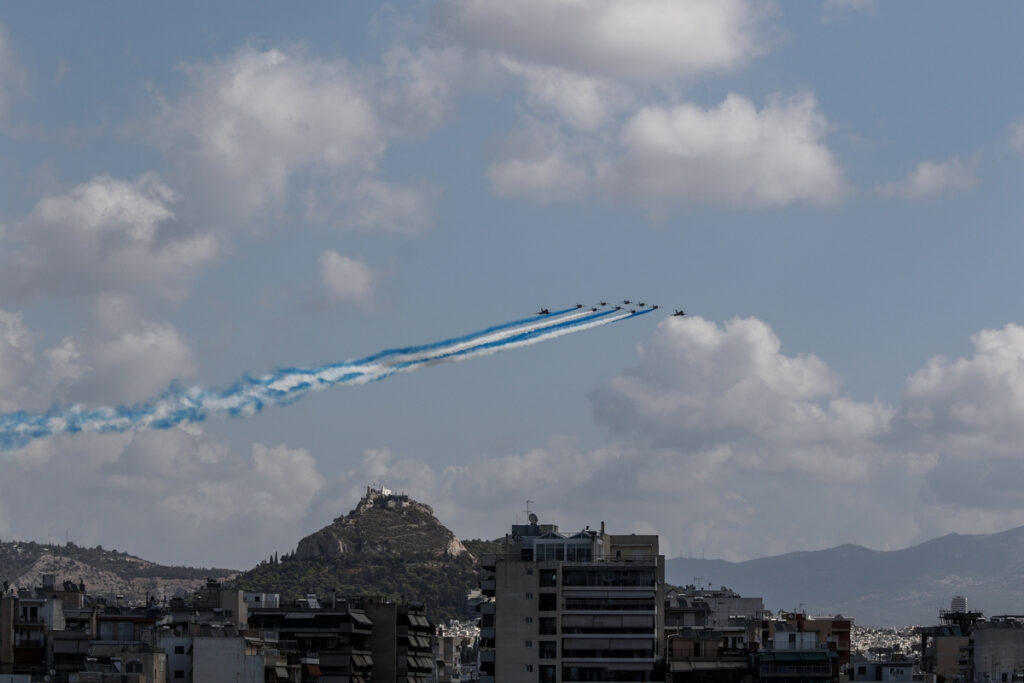 Εντυπωσιακές εικόνες από την διέλευση των Rafale πάνω από την Ακρόπολη