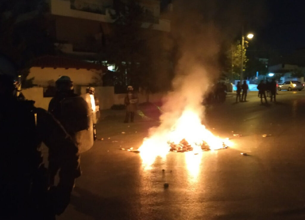 Μενίδι: Επιθέσεις Ρομά σε αστυνομικούς – Απόπειρα εμπρησμού σε αντιπροσωπεία αυτοκινήτων