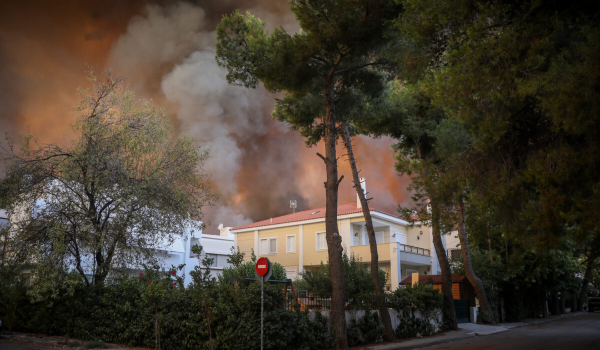 Φωτιά στη Βαρυμπόμπη: Έκτακτη σύσκεψη για τα μέτρα ανακούφισης των πυρόπληκτων