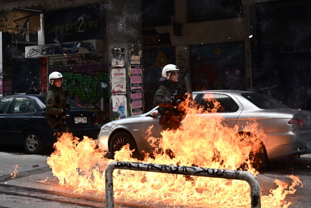 Επεισόδια σε Εξάρχεια και Θεσσαλονίκη μετά το συλλαλητήριο – Οδοφράγματα στην Πατησίων