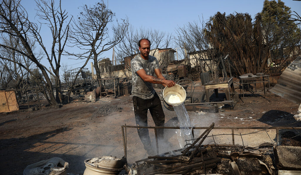 Ανείπωτη η καταστροφή στη Μάνδρα μετά τη χθεσινή φωτιά – Οδοιπορικό στα καμένα σε 20 φωτογραφίες