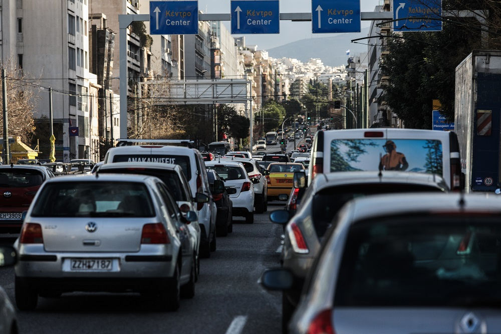 Τροχαίο στη λεωφόρο Αλεξάνδρας, αναποδογύρισε αυτοκίνητο