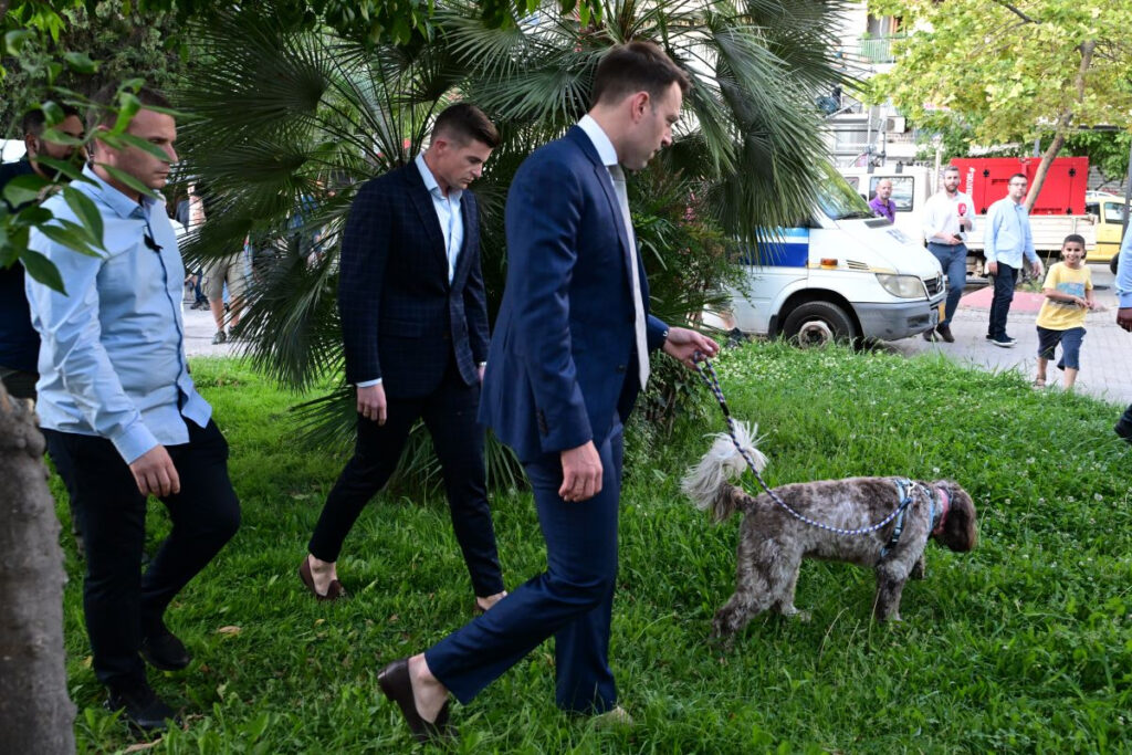 Έβγαλε βόλτα τη Φάρλι ο Στέφανος