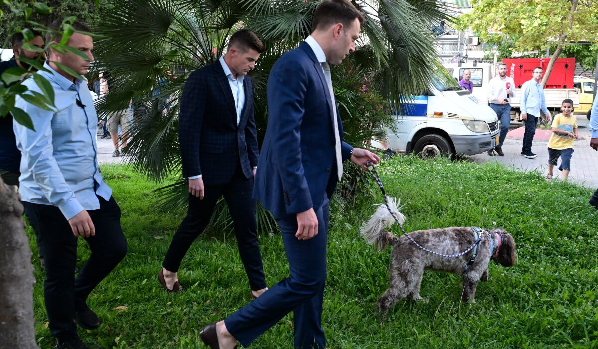 Έβγαλε βόλτα τη Φάρλι ο Στέφανος