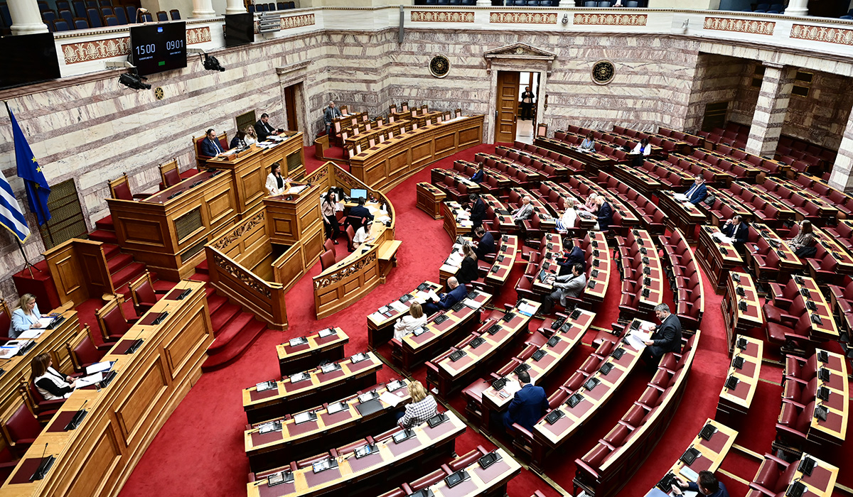 Βουλή: Πυρ ομαδόν από την αντιπολίτευση για την τροπολογία για τη συνεργασία ιδιωτών γιατρών με το ΕΣΥ