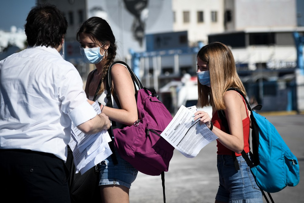 Έρχεται μάσκα υποχρεωτικά σε νέους κλειστούς χώρους, εκτός από τα σούπερ μάρκετ